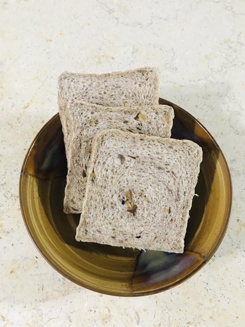 高纤低脂的全麦核桃吐司