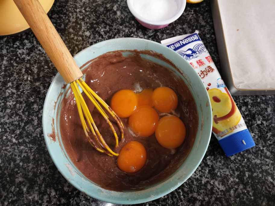 雀巢鹰唛巧克力炼奶浓情巧克力奶油蛋糕的做法 步骤5
