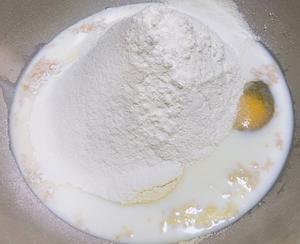 两个鸡蛋    一碗面   这么做奶香小米发糕   松软香甜Q弹   附细节视频的做法 步骤1