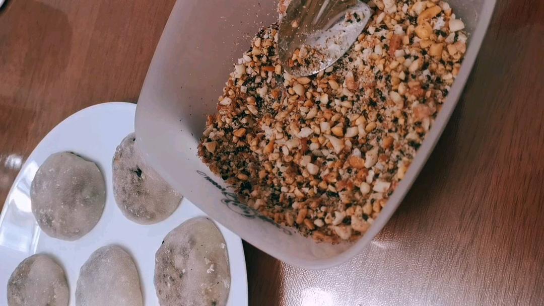妈妈的最爱--花生芝麻糯米糍凉糕（附带烤花生做法）