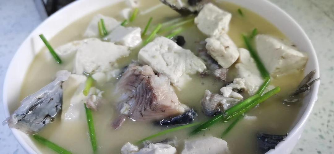 鲜美的鱼炖豆腐