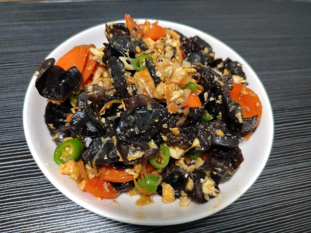 黑木耳青椒炒鸡蛋（营养又下饭）
