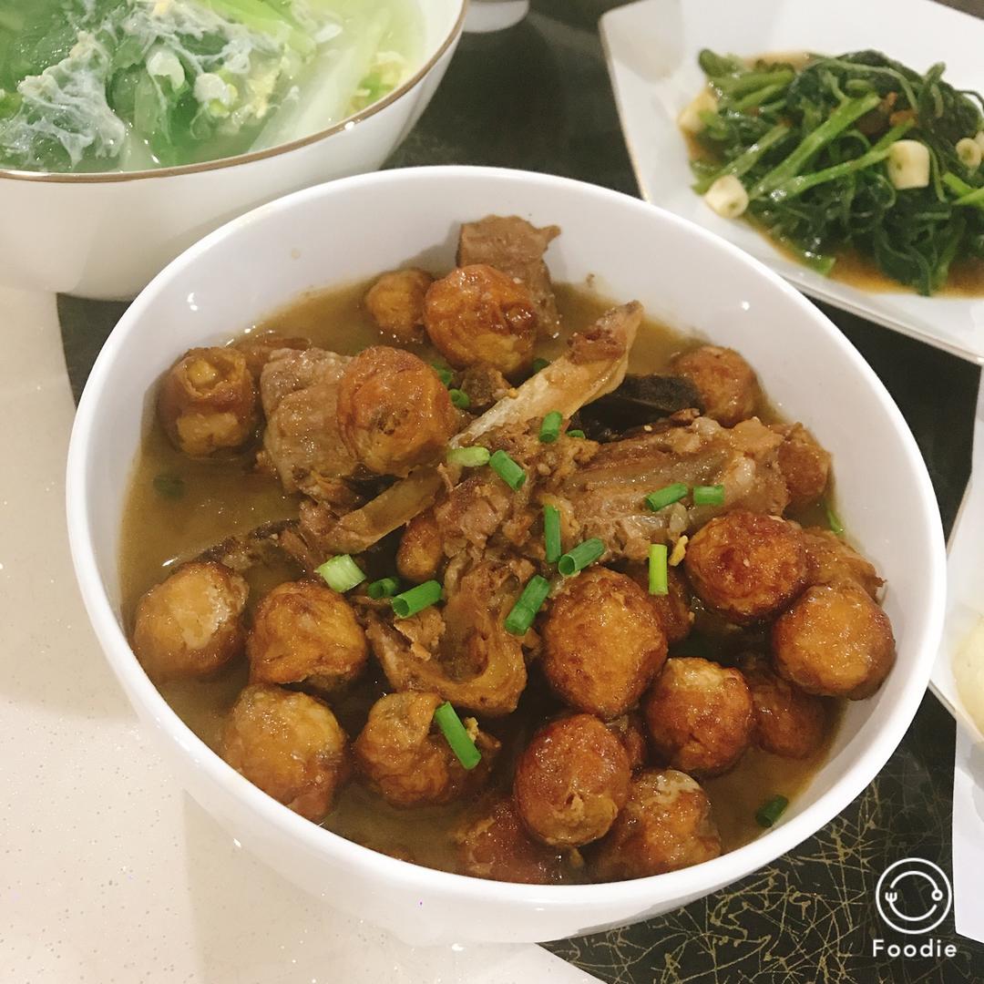 鹌鹑蛋红烧排骨