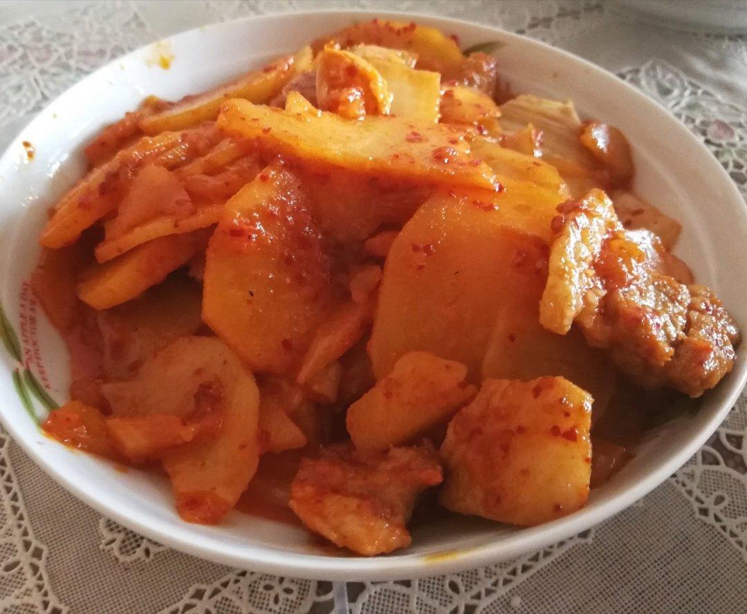 五花肉炒辣白菜土豆片