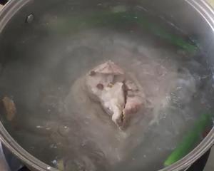 青椒豆腐干回锅肉的做法 步骤1