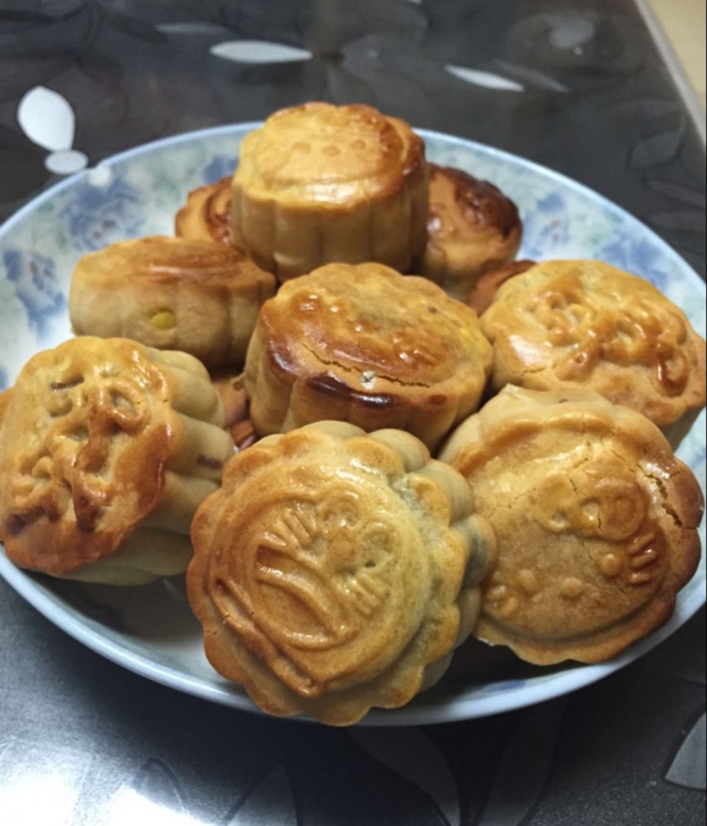 广式月饼－－蛋黄豆沙月饼