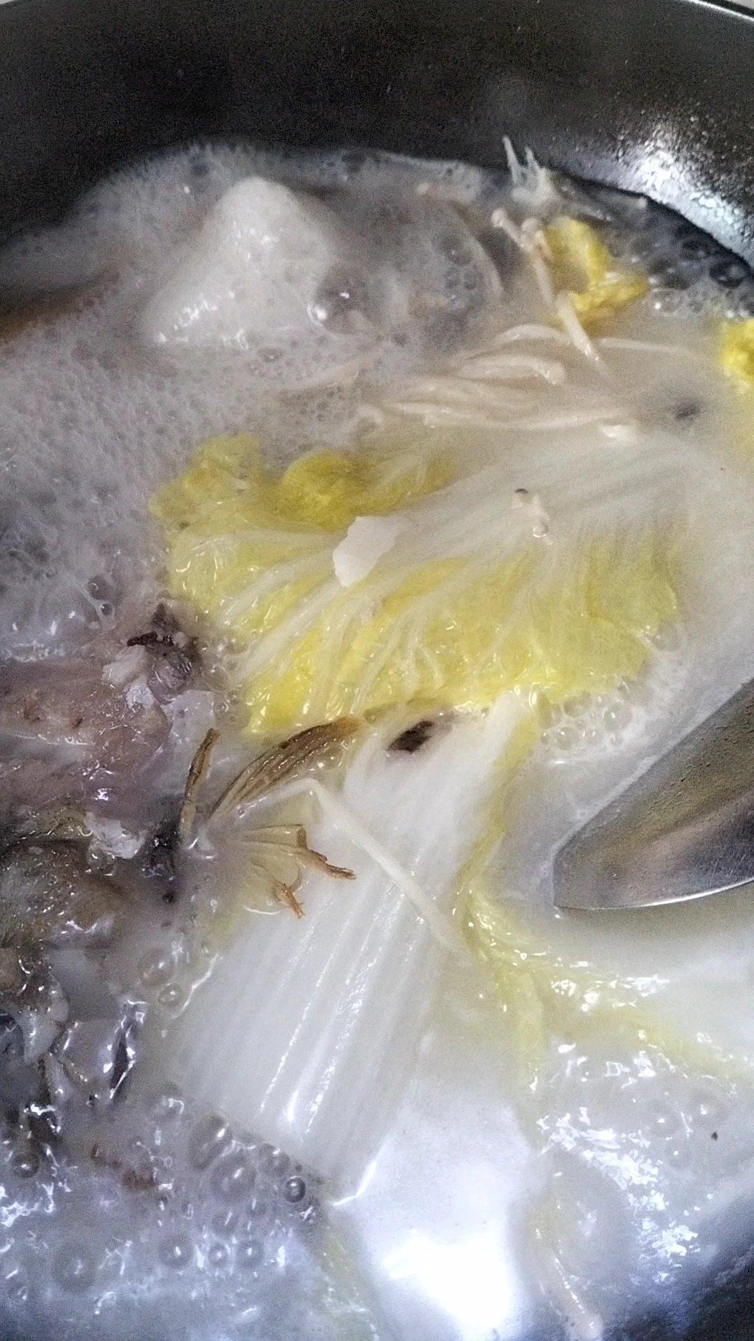 鲜浓鱼汤鲤鱼汤（鲫鱼汤）