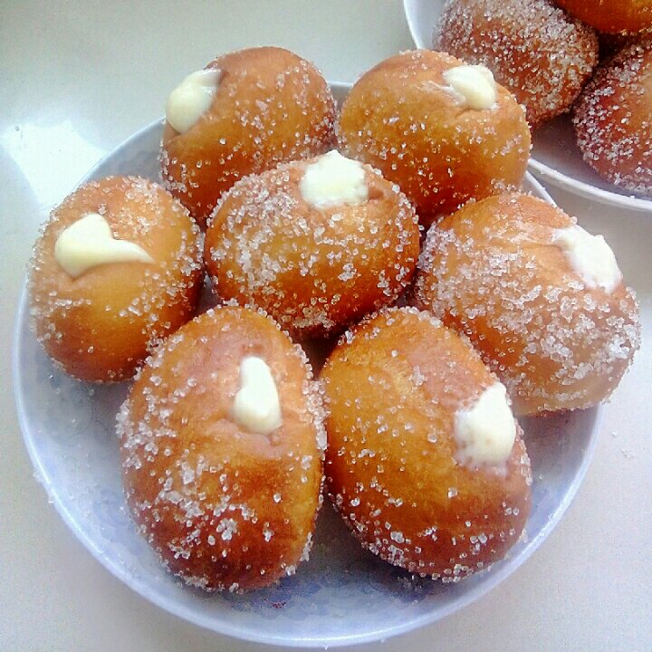 好吃到哭泣的甜甜圈VANILLA CREAM-FILLED DOUGHNUTS