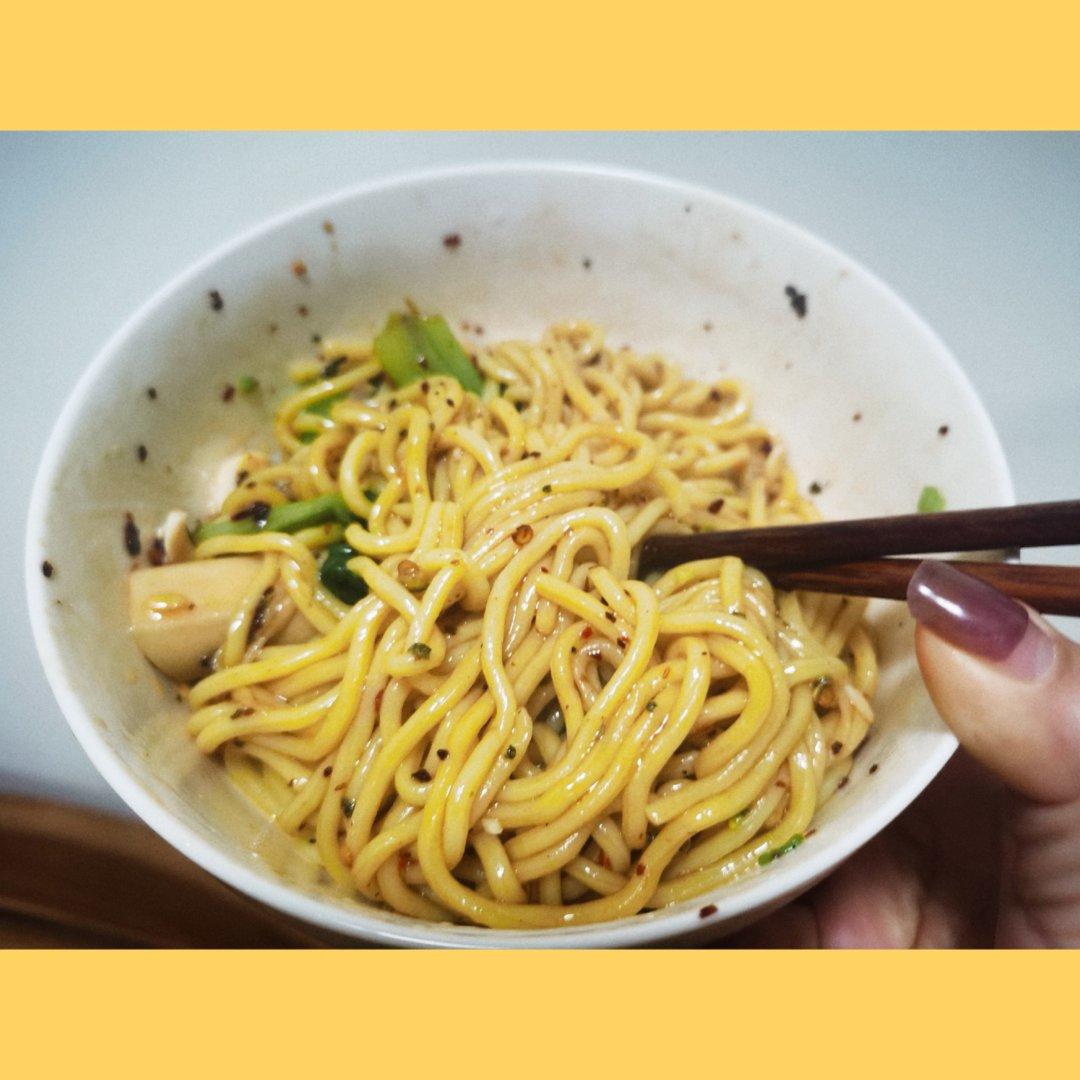 香惨了的油泼面
