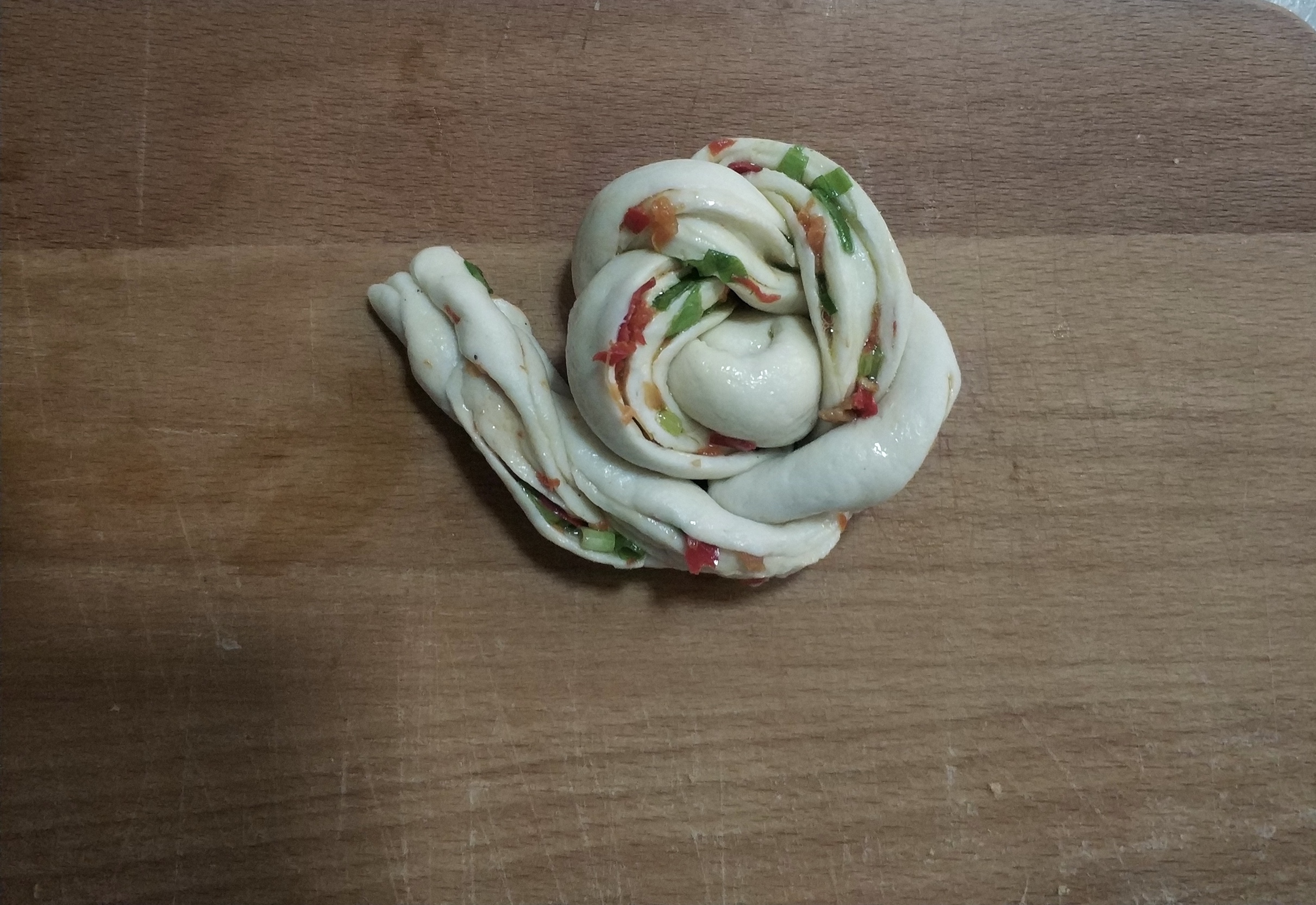 一次发酵❗️做巨好吃的❗️葱香剁椒花卷的做法 步骤8