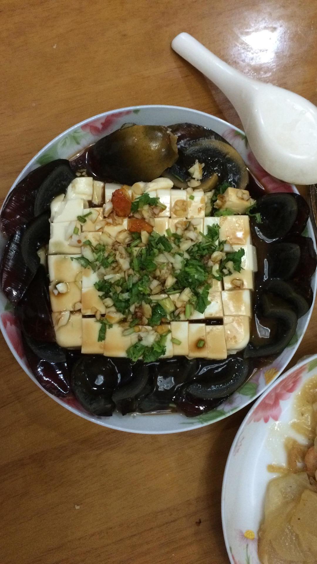 凉拌皮蛋豆腐的做法