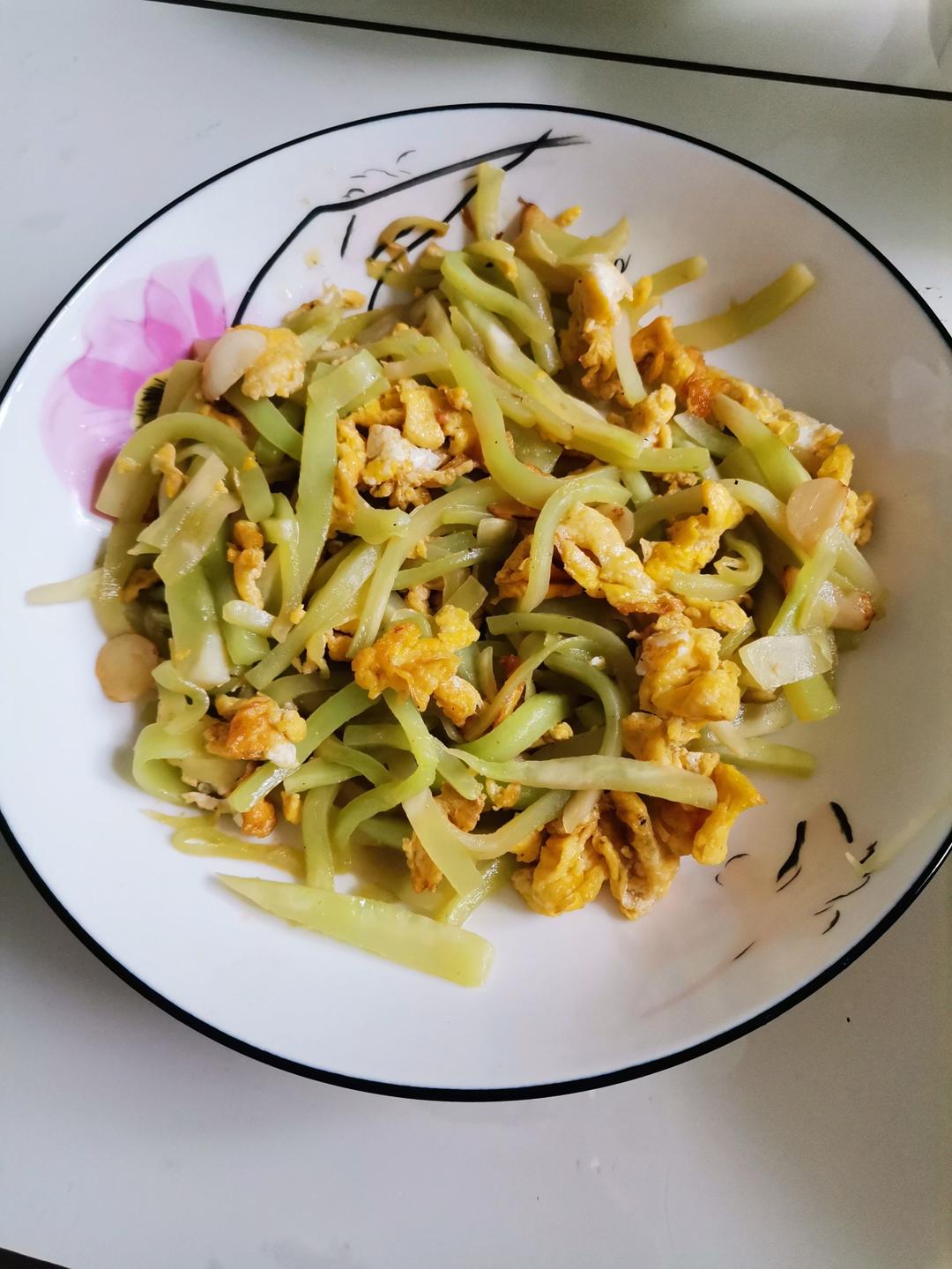 莴笋炒鸡蛋
