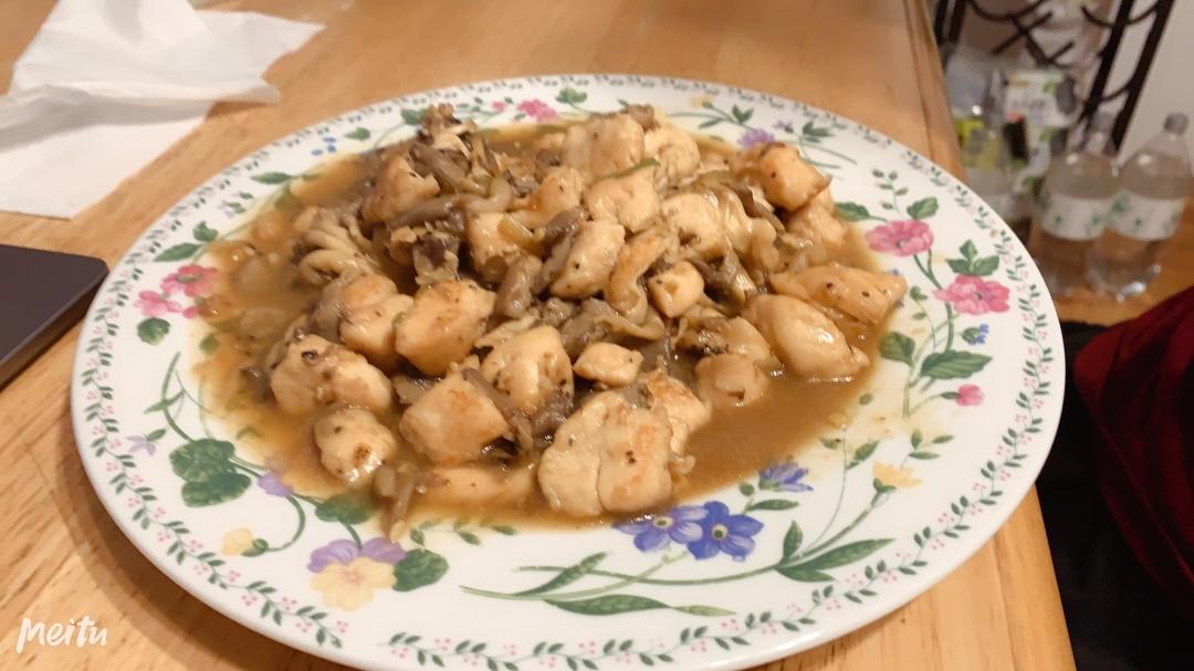 平菇炒鸡肉
