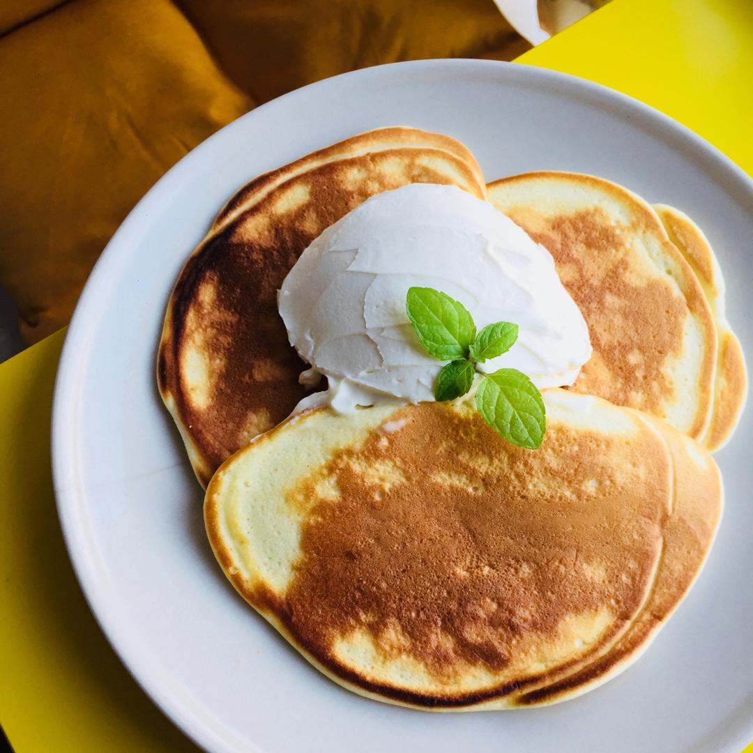 【酸奶松饼yogurt pancake】，搭上黑莓果酱和枫糖的美味。