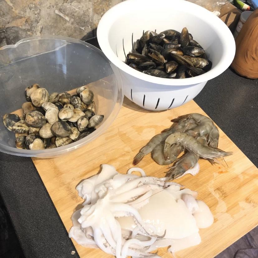 家庭版韩式海鲜锅的做法 步骤2