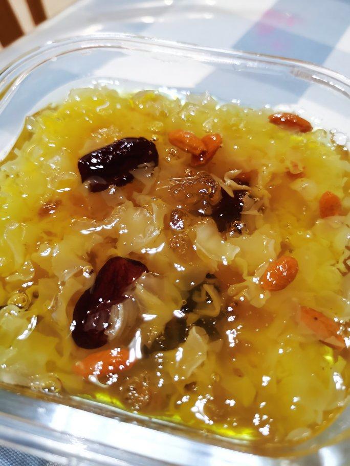 桃胶银耳红枣羹