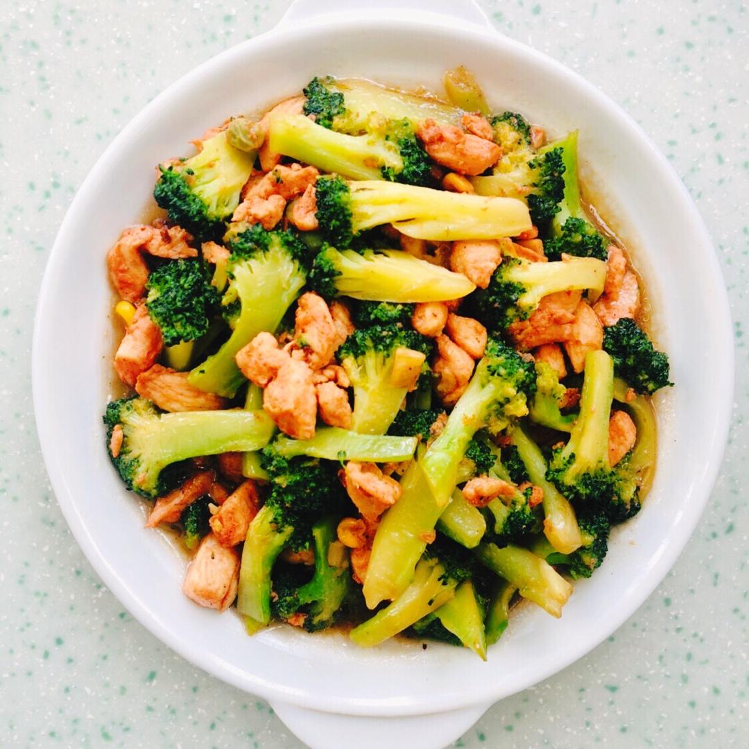 鸡胸肉炒西兰花