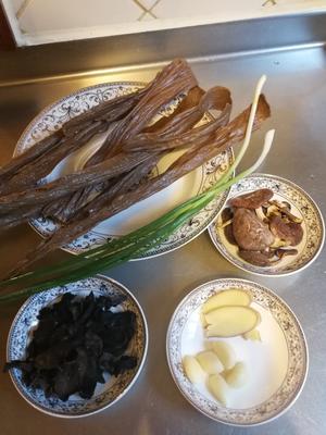 野生香菇木耳烩黑豆腐竹的做法 步骤1