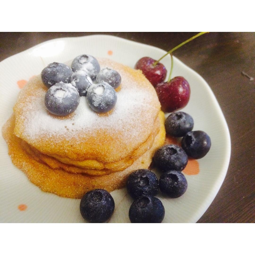 【酸奶松饼yogurt pancake】，搭上黑莓果酱和枫糖的美味。