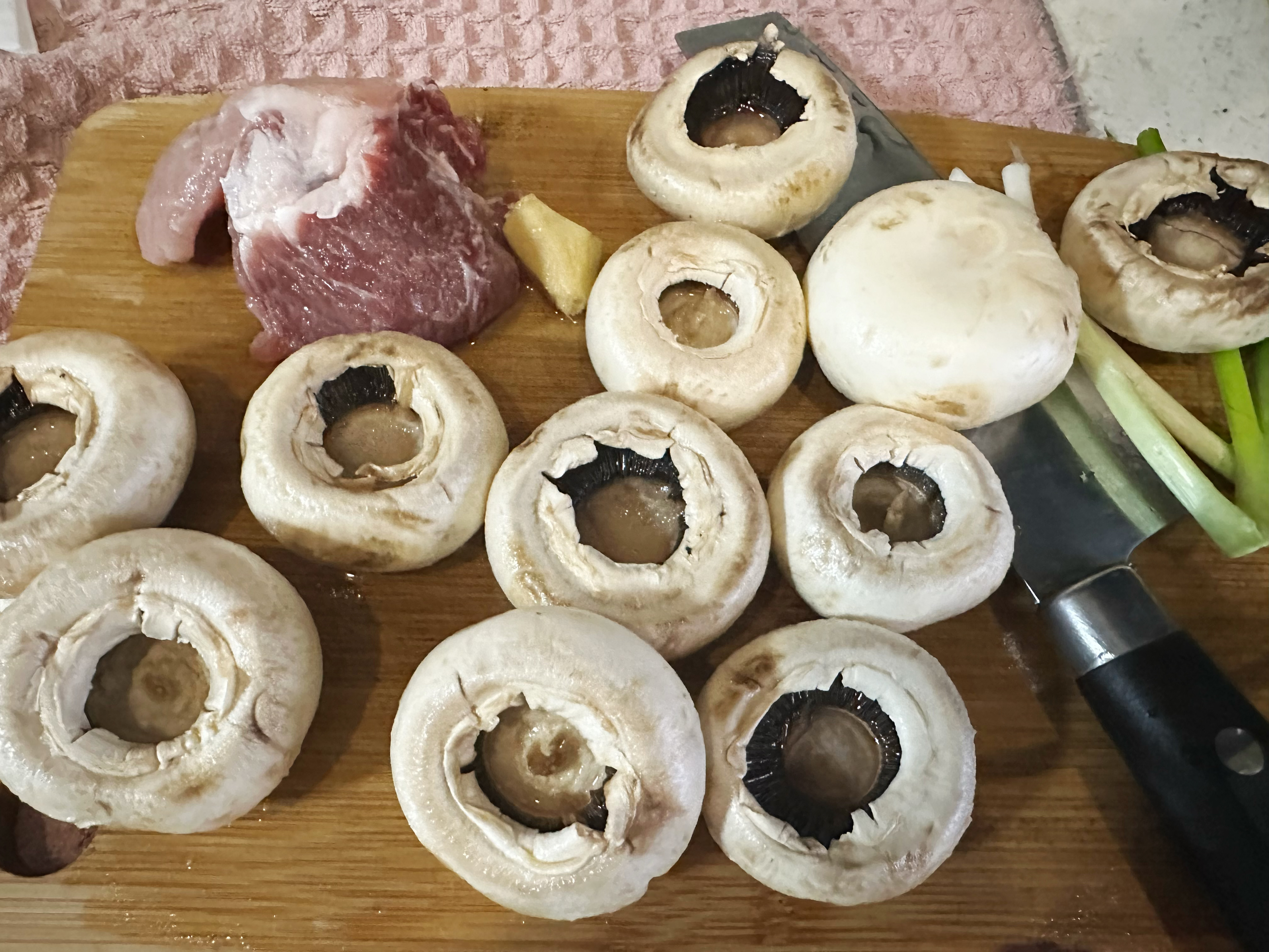 肉片蘑菇汤（今朝有菌今朝醉）的做法 步骤1