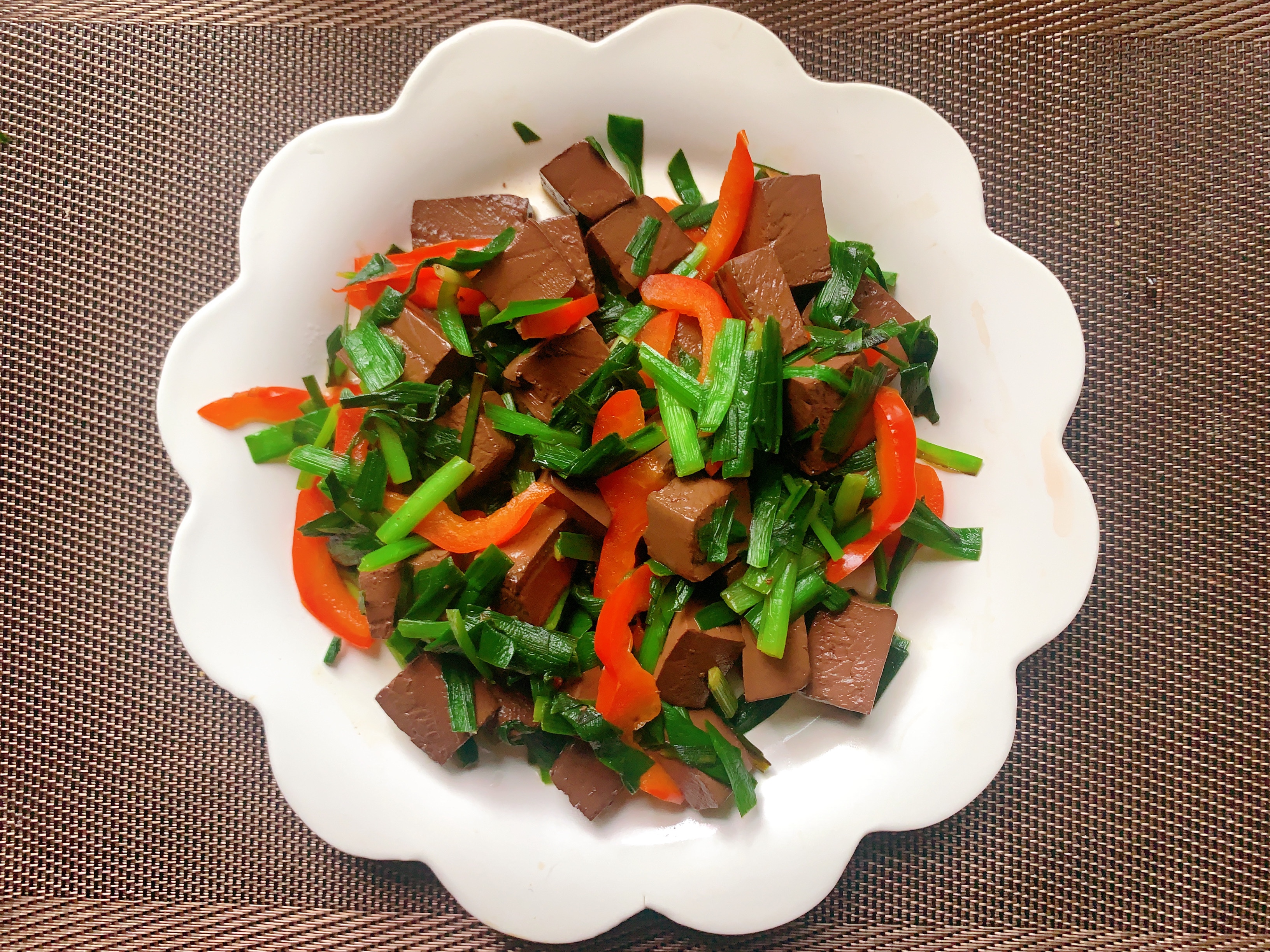减脂快手菜—韭菜炒鸭血的做法