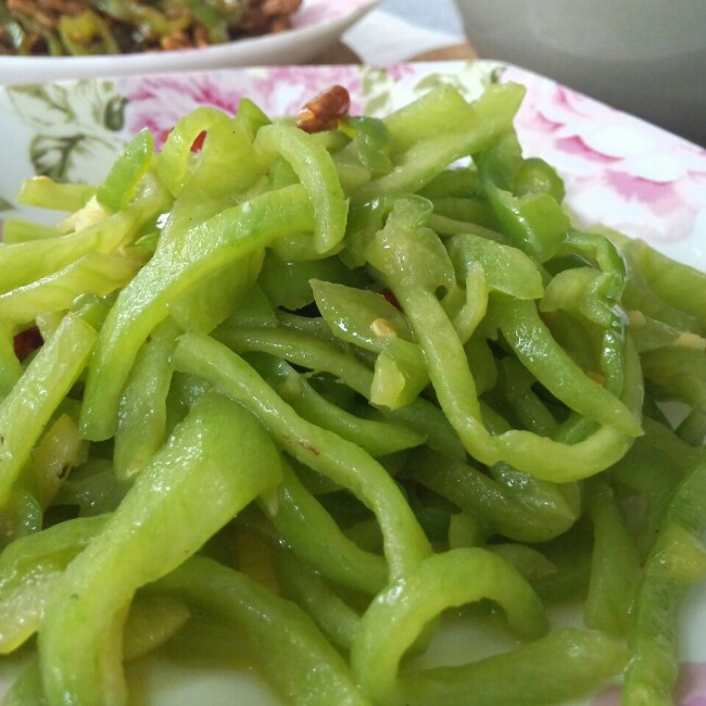 八月絮语做的蛇瓜炒鸡蛋