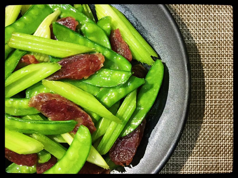 狮子仔贝贝mi做的腊味炒荷芹