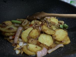 酱炒红烧干锅土豆片的做法 步骤1