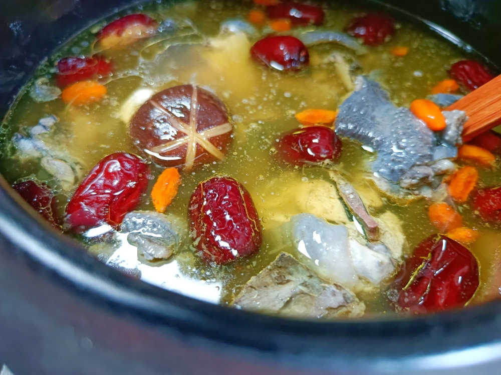 乌鸡红枣枸杞汤的做法