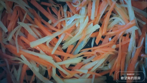 太美的胡萝卜土豆丝卷饼【视频】「瞭望角的厨房」的做法 步骤4