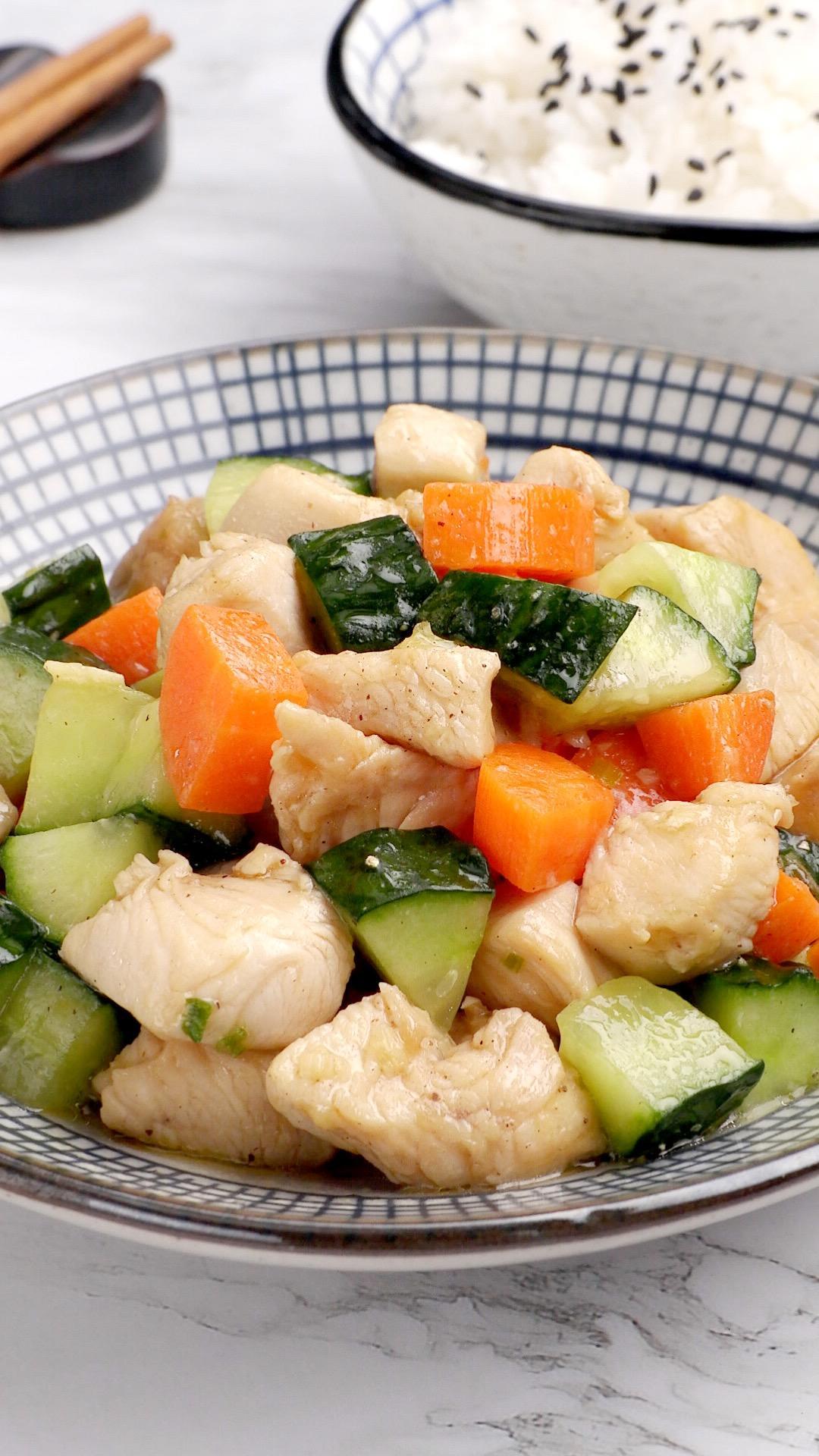 胡萝卜黄瓜鸡丁的做法