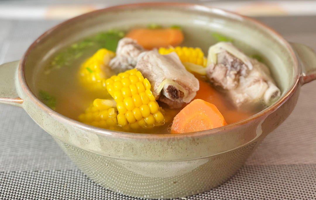滋补养生 —— 玉米胡萝卜清炖排骨汤🌽