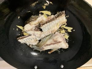 一鱼三吃 鲮鱼饼 鲮鱼汤 蒸土鲮鱼的做法 步骤6