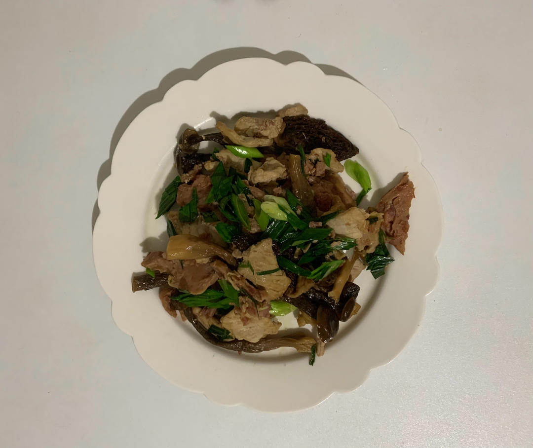 什锦腊肉干锅菌子的做法