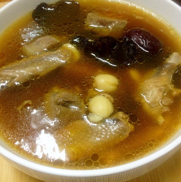 莲枣乳鸽汤