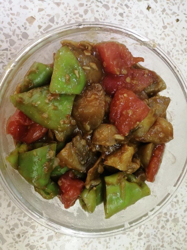 红烧茄子（佐西红柿尖椒）