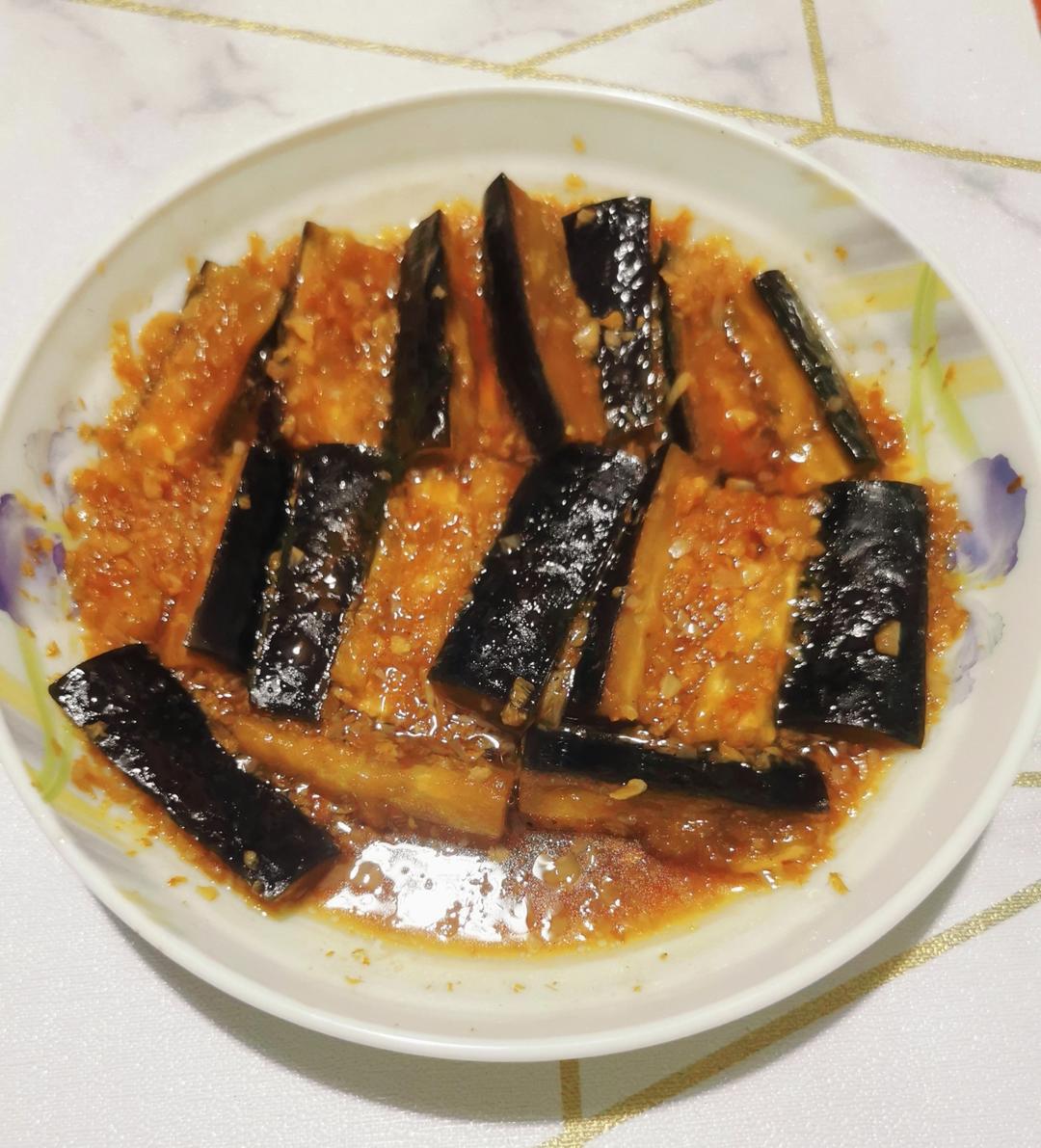 简单、少油的蒜蓉蒸茄子（长茄）