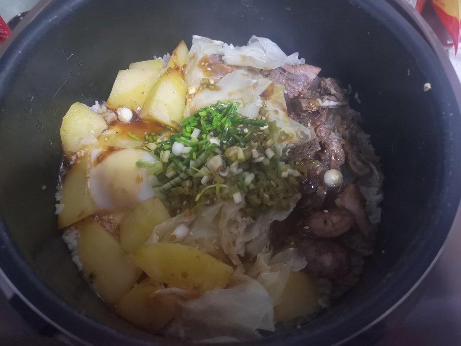 腊肉土豆煲仔饭