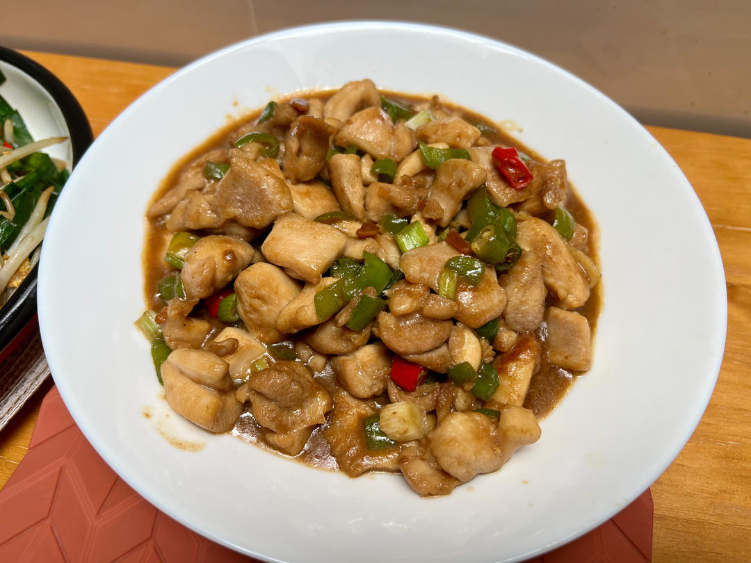 厨师长教你：“大葱爆鸡胸肉”的家常做法，好吃不柴，下饭一绝