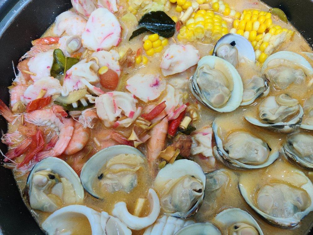 吃美食的吴大胖做的在家也能做的泰式海鲜火锅冬阴功汤底