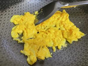 香菇西兰花炒鸡蛋的做法 步骤3