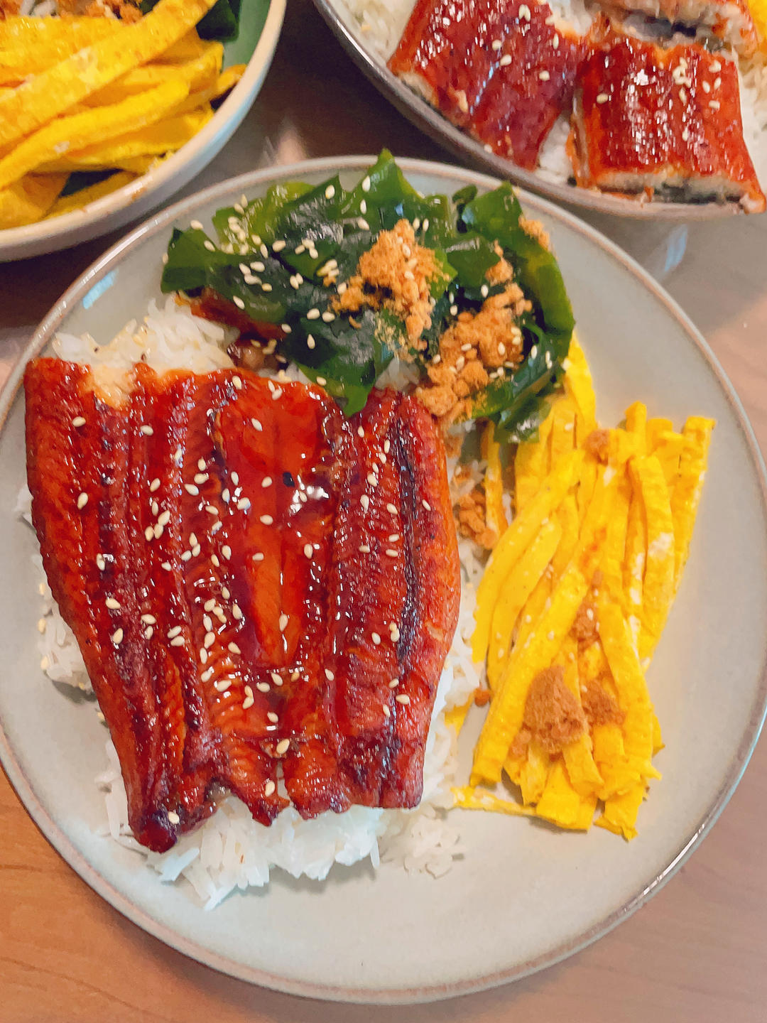 在家也能做鳗鱼饭吃，颜值堪比日料店，还有小盆友的鳗鱼饭团，可可爱爱到没朋友！真香！