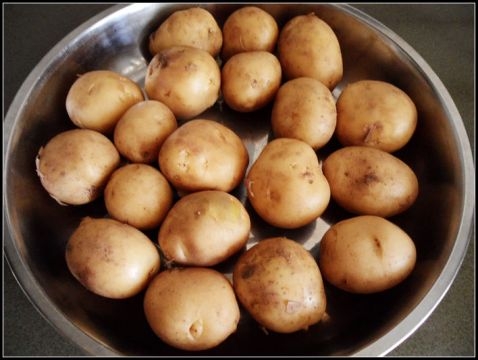 空气炸锅椒盐小土豆的做法 步骤1