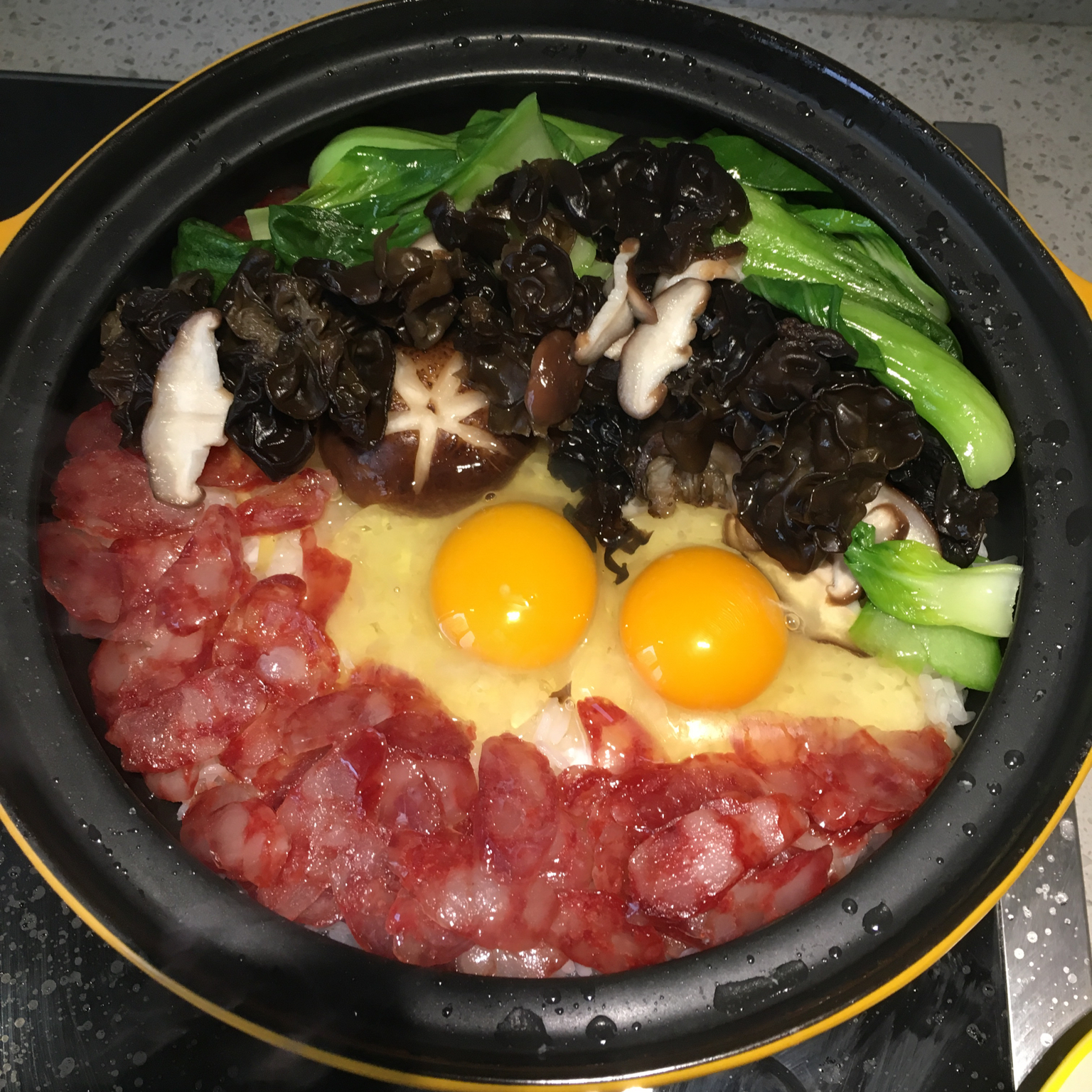 广式腊味煲仔饭
