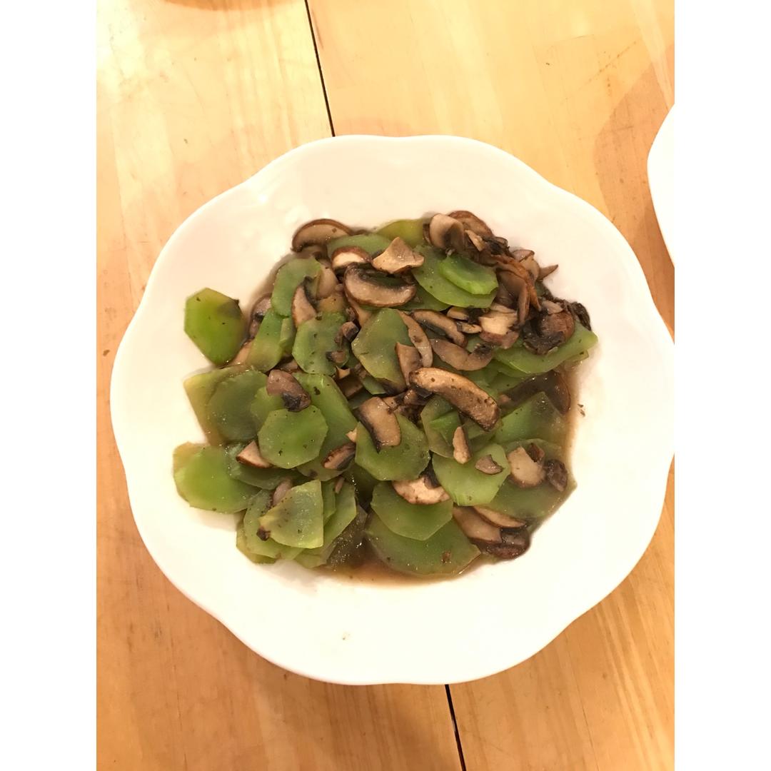 莴笋烩蘑菇