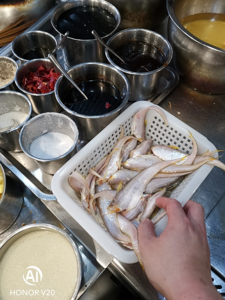 香酥石苗鱼的做法 步骤2
