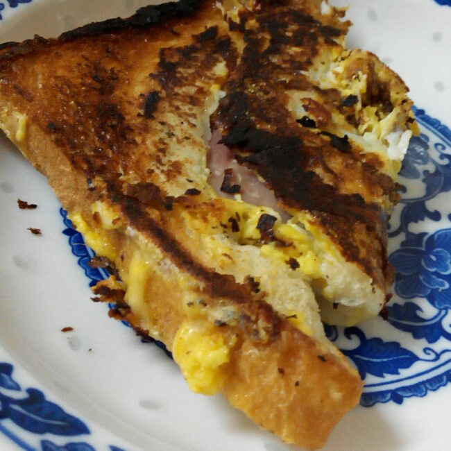 鸡蛋火腿藏在吐司里