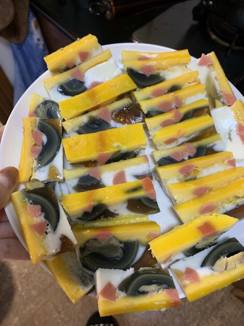 小燕子欣妍做的松花蛋蒸火腿肠