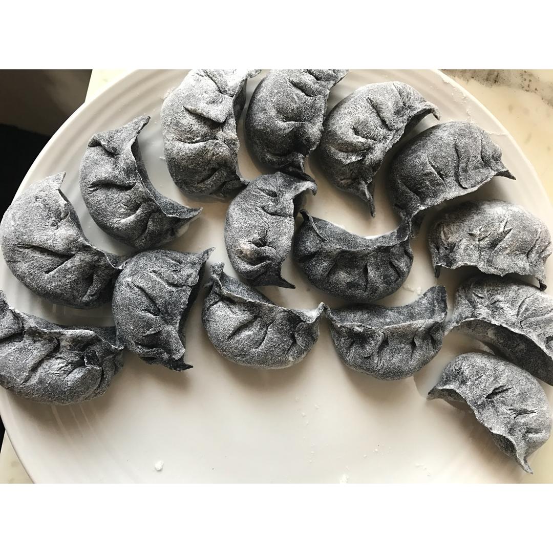青岛特色：墨鱼饺子
