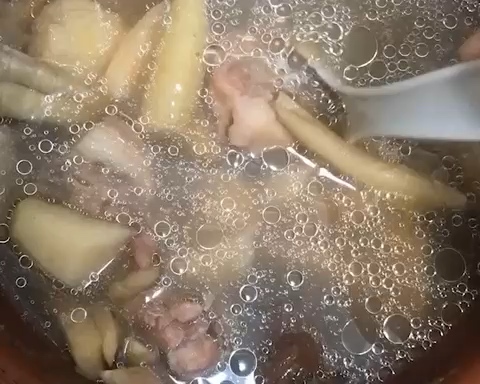 猪仔薯竹薯煲猪尾的做法